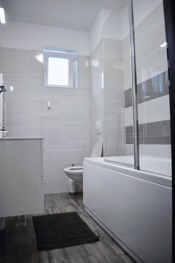 Etalon Airport Apartments Отопени Экстерьер фото