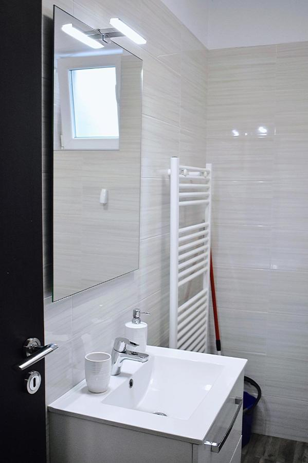 Etalon Airport Apartments Отопени Экстерьер фото